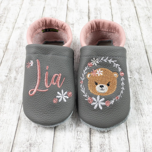 Krabbelschuhe aus Leder - personalisierbar mit Bär & Blumenkranz