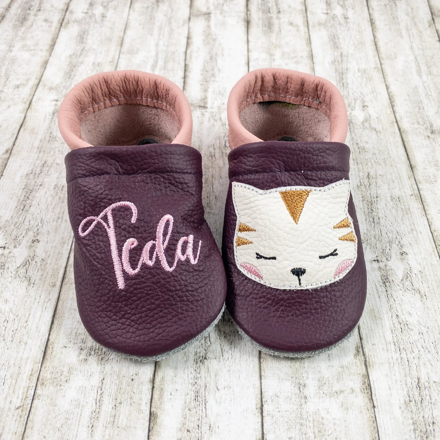 Krabbelschuhe aus Leder - personalisierbar mit Katze aus Leder