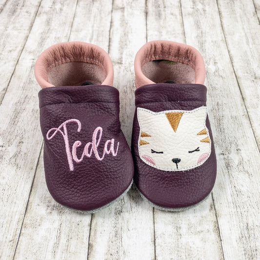 Krabbelschuhe aus Leder - personalisierbar mit Katze aus Leder