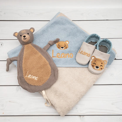 Personalisiertes Baby Geschenk Set mit Namen – Krabbelschuhe, Schmusetuch & Kapuzenhandtuch