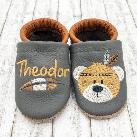 Krabbelschuhe aus Leder - personalisierbar mit Teddy mit Feder