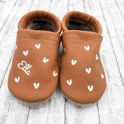 Krabbelschuhe aus Leder - personalisierbar mit Herzchen