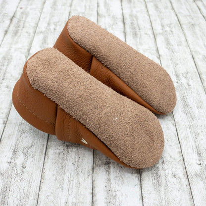 Krabbelschuhe aus Leder - personalisierbar mit Herzchen