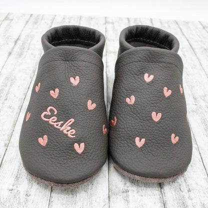 Krabbelschuhe aus Leder - personalisierbar mit Herzchen
