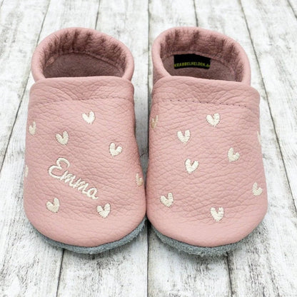 Krabbelschuhe aus Leder - personalisierbar mit Herzchen