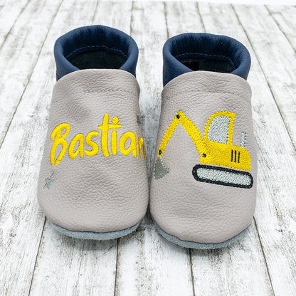 Krabbelschuhe aus Leder - personalisierbar mit Bagger