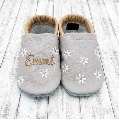 Krabbelschuhe aus Leder - personalisierbar mit Blumen