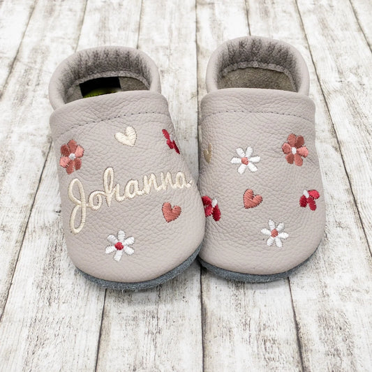 Krabbelschuhe aus Leder - personalisierbar mit Blumen & Herzen