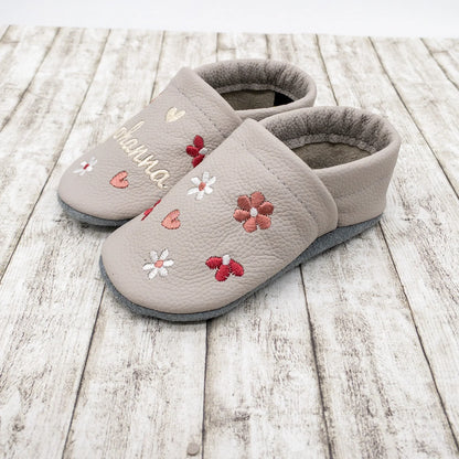 Krabbelschuhe aus Leder - personalisierbar mit Blumen & Herzen