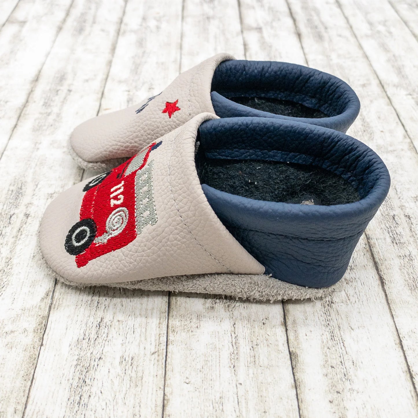 Krabbelschuhe aus Leder - personalisierbar mit Feuerwehr