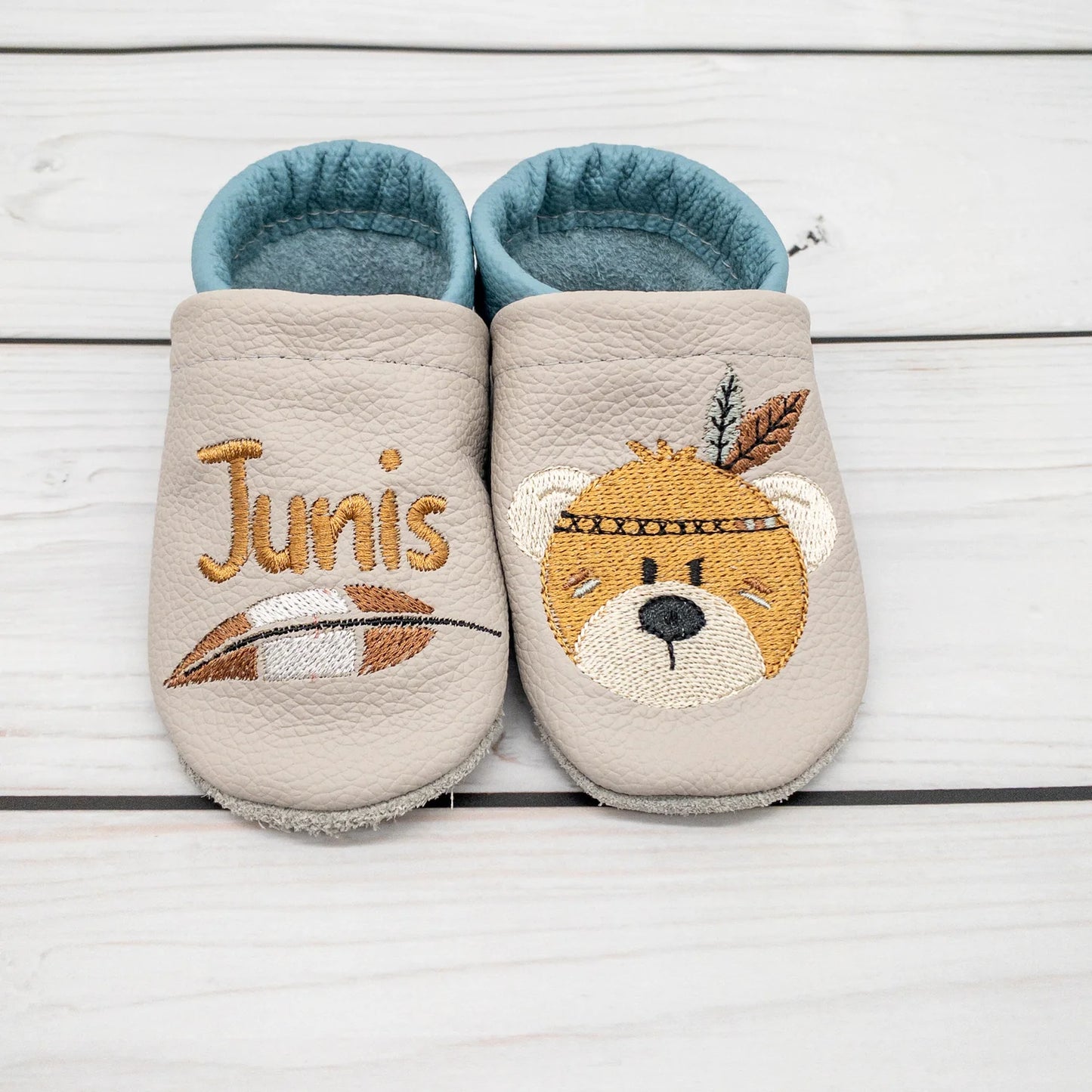 Krabbelschuhe aus Leder - personalisierbar mit Teddy mit Feder
