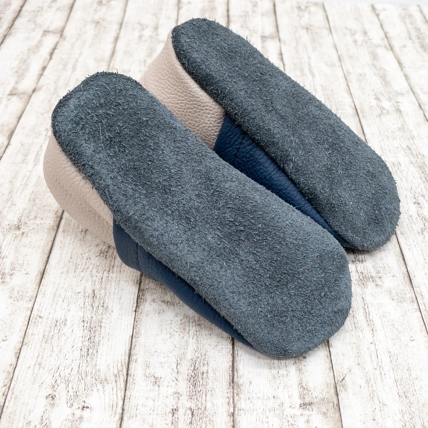 Krabbelschuhe aus Leder - personalisierbar mit Bagger