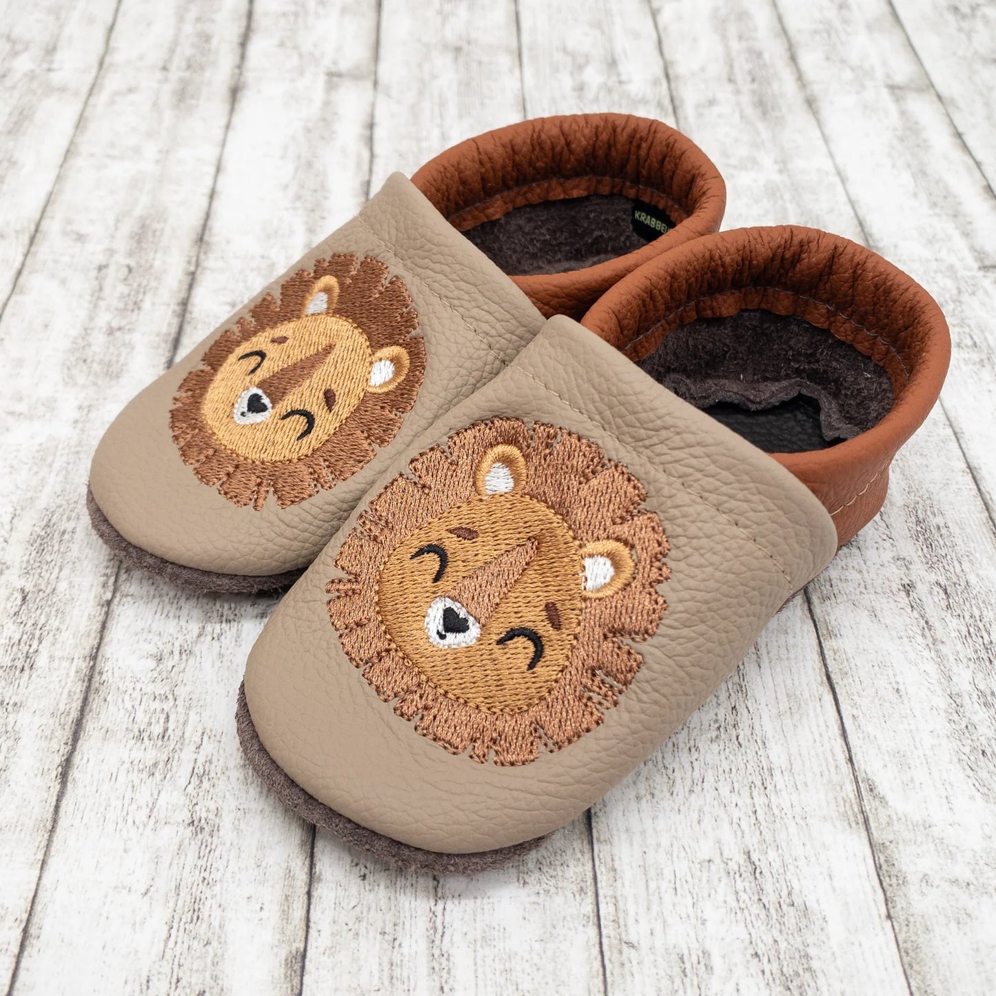 Krabbelschuhe aus Leder - personalisierbar mit Löwe