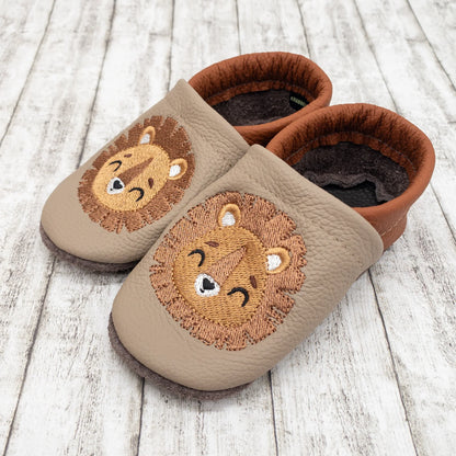 Krabbelschuhe aus Leder - personalisierbar mit Löwe