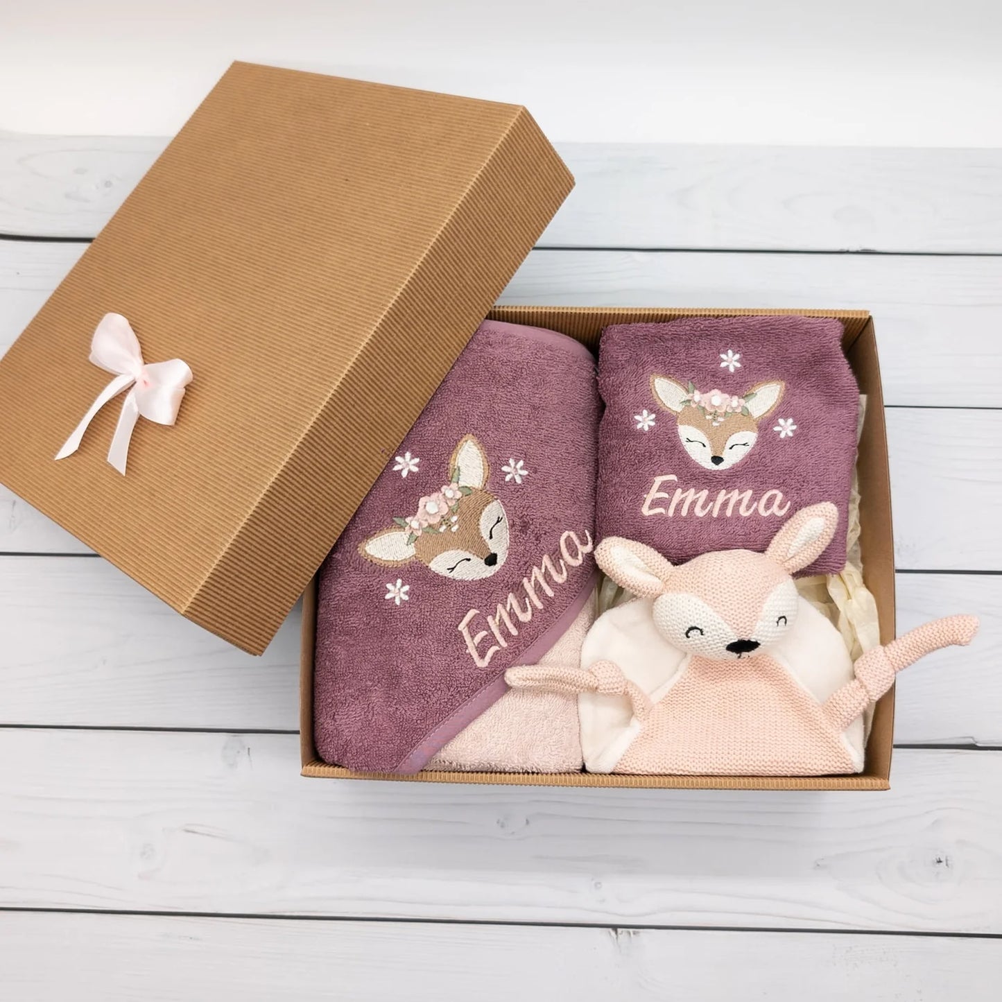 Personalisierbares Geschenk-Set für Babys – mit Handtuch, Lätzchen und Schmusetuch