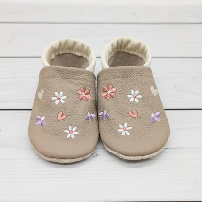Krabbelschuhe aus Leder - personalisierbar mit Blumen & Herzen