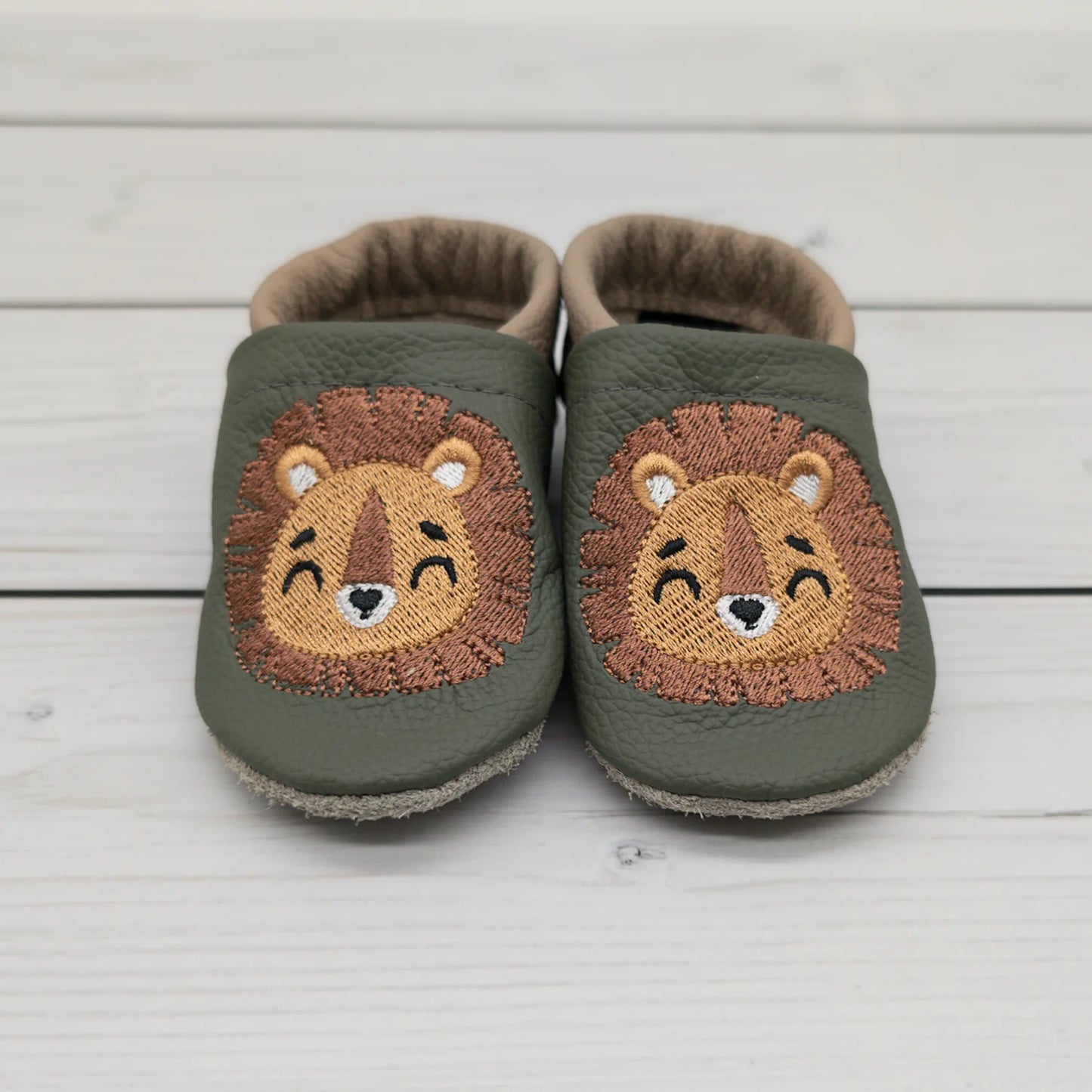 Krabbelschuhe aus Leder - personalisierbar mit Löwe