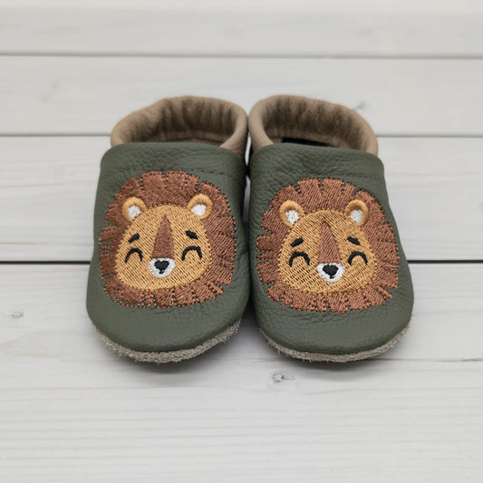 Krabbelschuhe aus Leder - personalisierbar mit Löwe