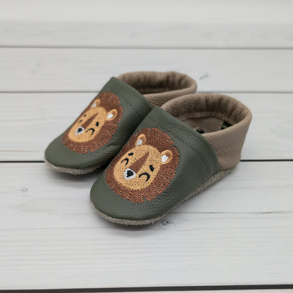 Krabbelschuhe aus Leder - personalisierbar mit Löwe