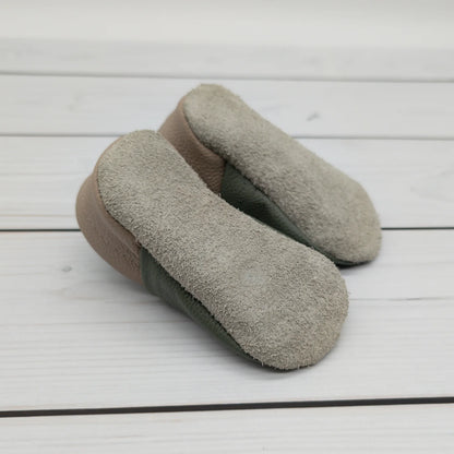 Krabbelschuhe aus Leder - personalisierbar mit Löwe