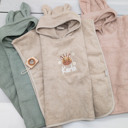 Badeponcho - Giraffe mit Blumen und Personalisierung
