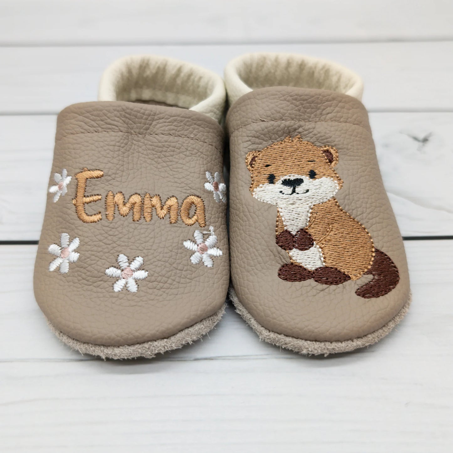 Personalisierte handgefertigte Lederpuschen mit süßem Otter-Motiv aus Echtleder