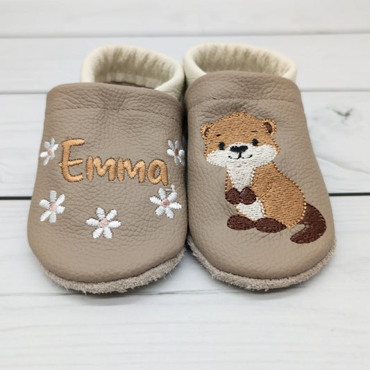 Personalisierte handgefertigte Lederpuschen mit süßem Otter-Motiv aus Echtleder