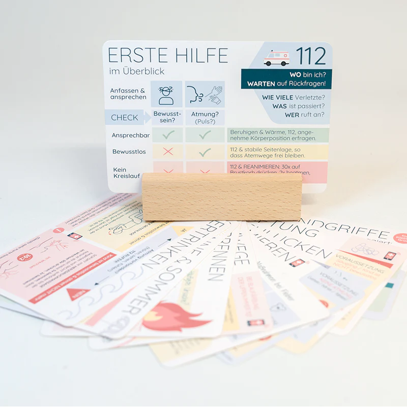 Erste-Hilfe-Karten mit Holzständer