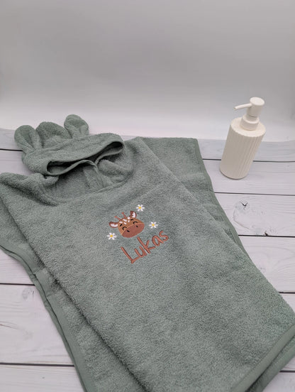 Badeponcho - Giraffe mit Blumen und Personalisierung