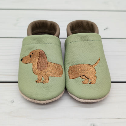 Krabbelschuhe aus Leder - personalisierbar Dackel