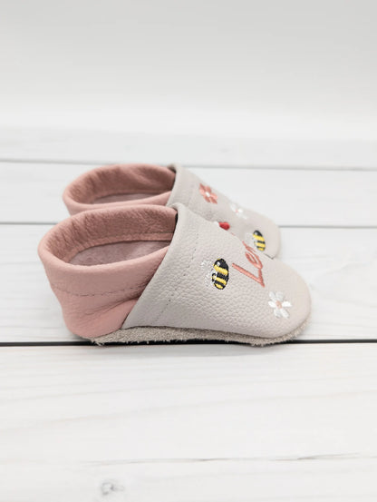 Krabbelschuhe aus Leder - personalisierbar mit Hummel & Blumen