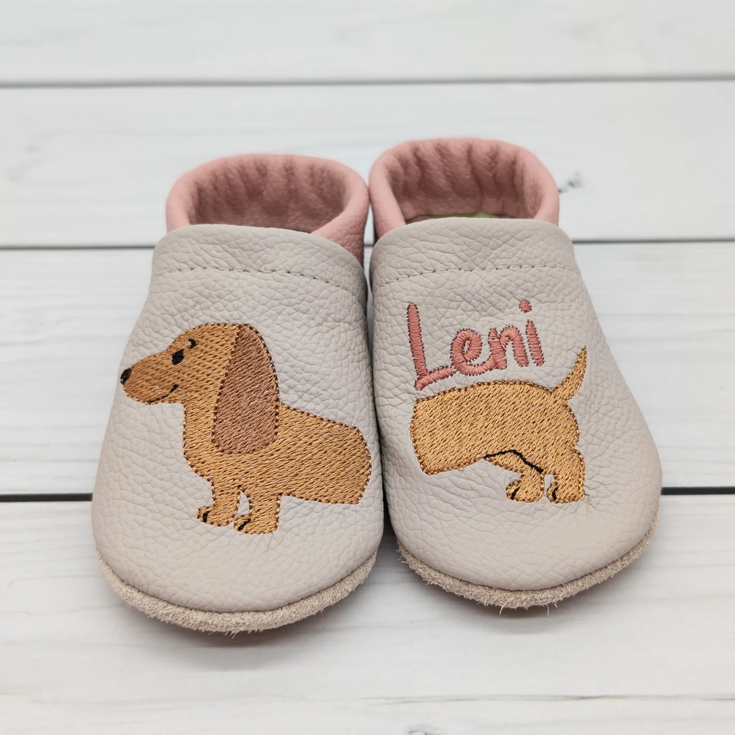 Krabbelschuhe aus Leder - personalisierbar Dackel