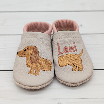 Krabbelschuhe aus Leder - personalisierbar Dackel