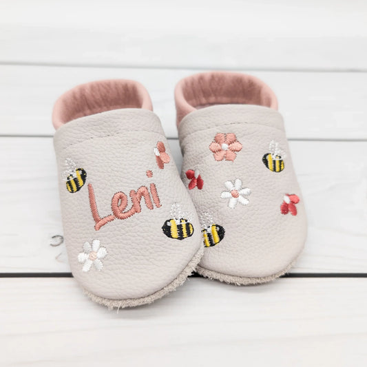 Krabbelschuhe aus Leder - personalisierbar mit Hummel & Blumen